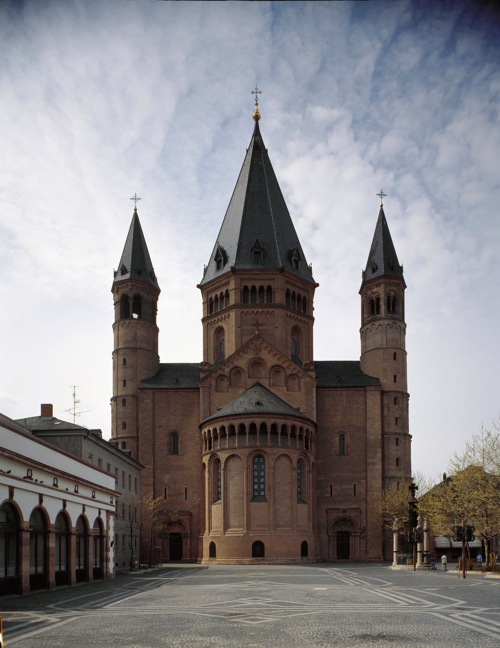 Arte românica: vista da catedral de São Martinho, construída entre os séculos X e XII. Mainz, Alemanha de Romanesque
