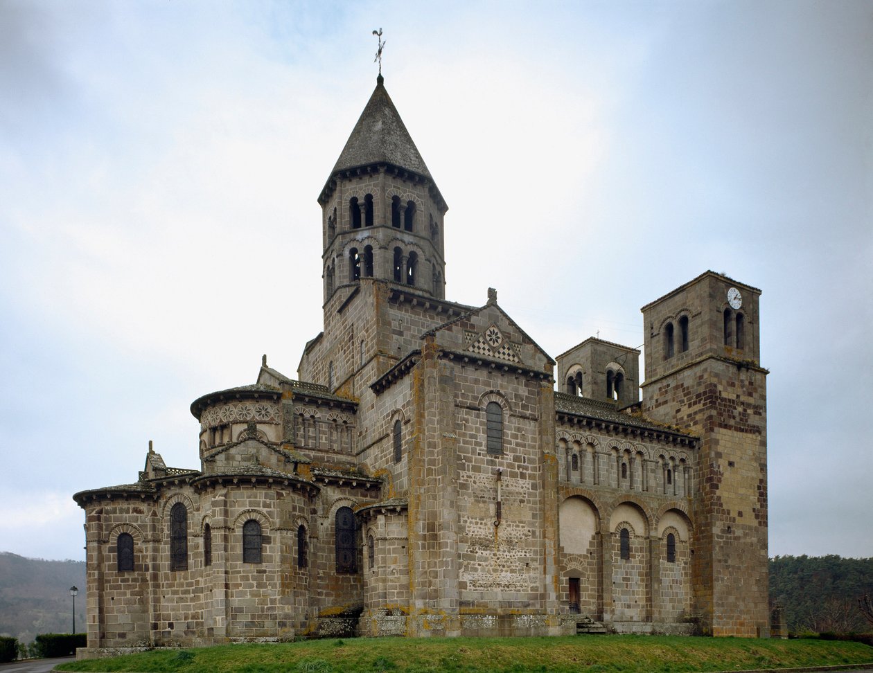 Arte românica: vista da igreja de Saint-Nectaire (século XII). de Romanesque