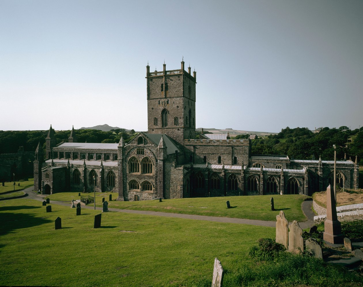 Arte românica: vista da igreja de São David construída entre os séculos VI e XII. São David, País de Gales, Inglaterra de Romanesque