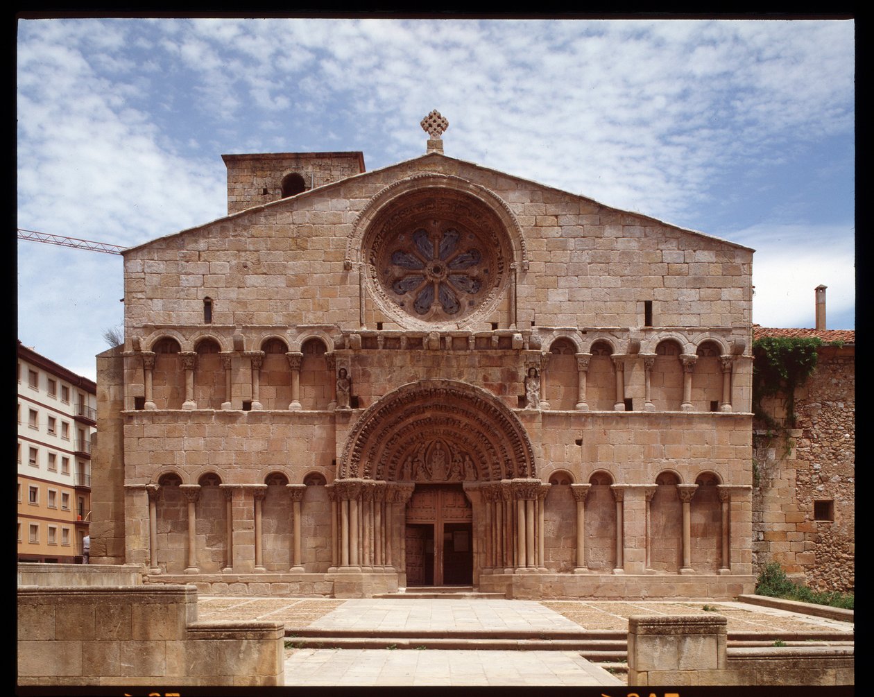 Arte românica: vista da igreja de São Domingos (Iglesia de Santo Domingo, igreja de São Domingos) Soria do século XII, Espanha de Romanesque