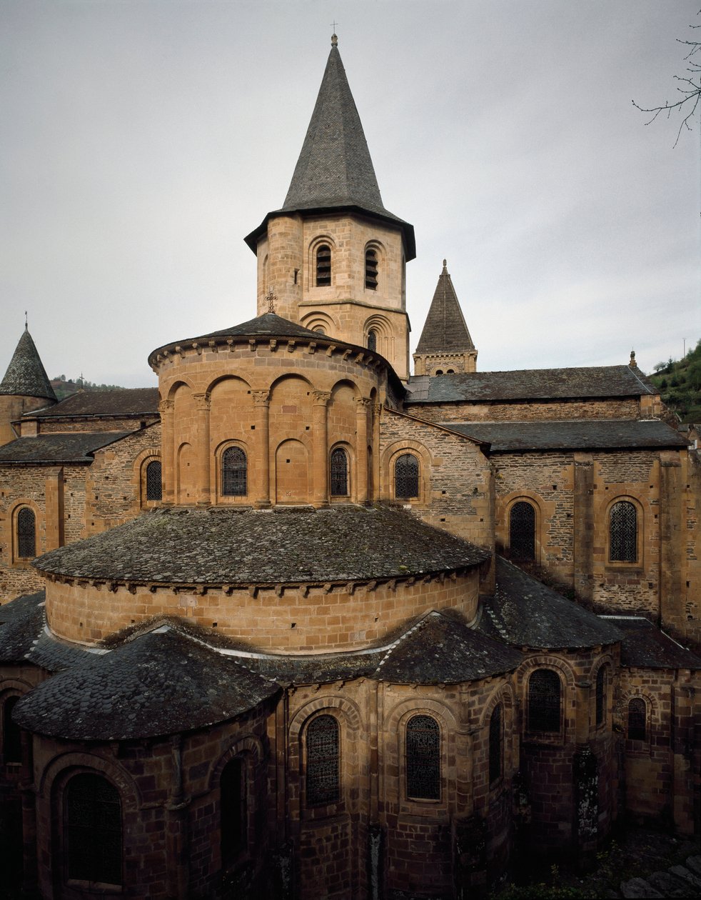 Arte românica: vista da igreja da Abadia de Sainte Foy (Sainte-Foy) de Conques de Romanesque