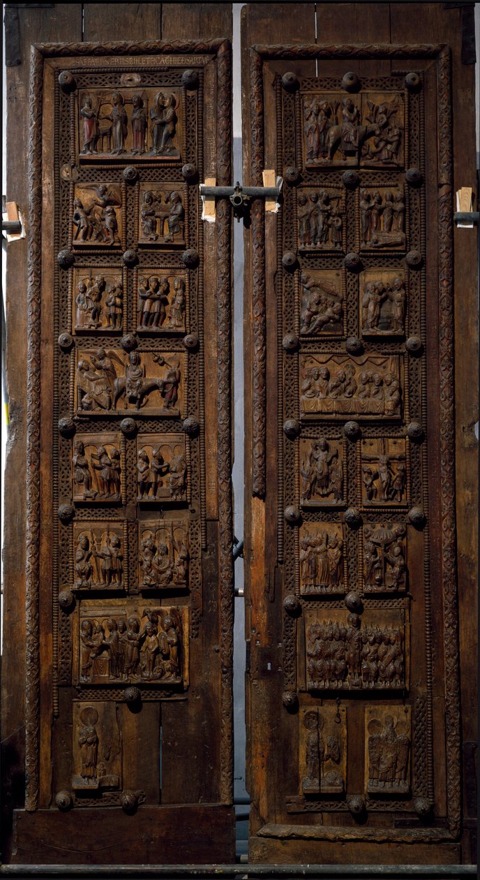 Arte românica: porta de madeira de meados do século XII da Igreja de Santa Maria do Capitólio em Colónia, Alemanha (Sankt Maria im Kapitol, Koln) de Romanesque