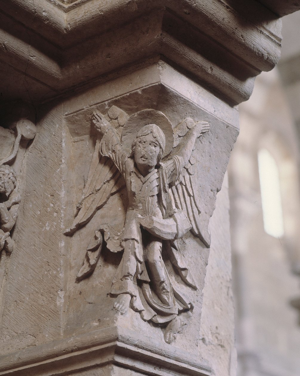 Portal Sul: um anjo traz a boa notícia (anjo com um olifante) (escultura) de Romanesque