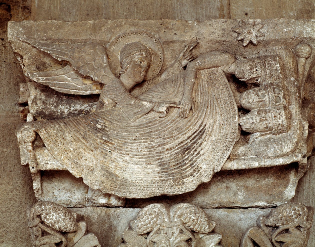 Os Magos adormecem com um anjo acordando-os e apontando para a estrela de Belém (capital esculpida) de Romanesque