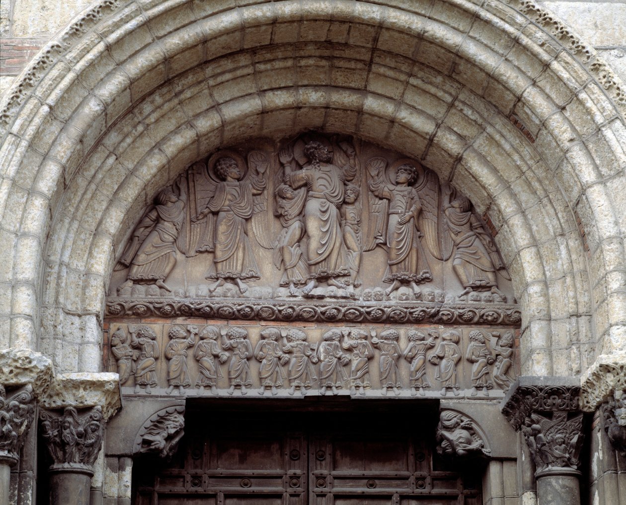 A ascensão, portal sul da Basílica (escultura) de Romanesque