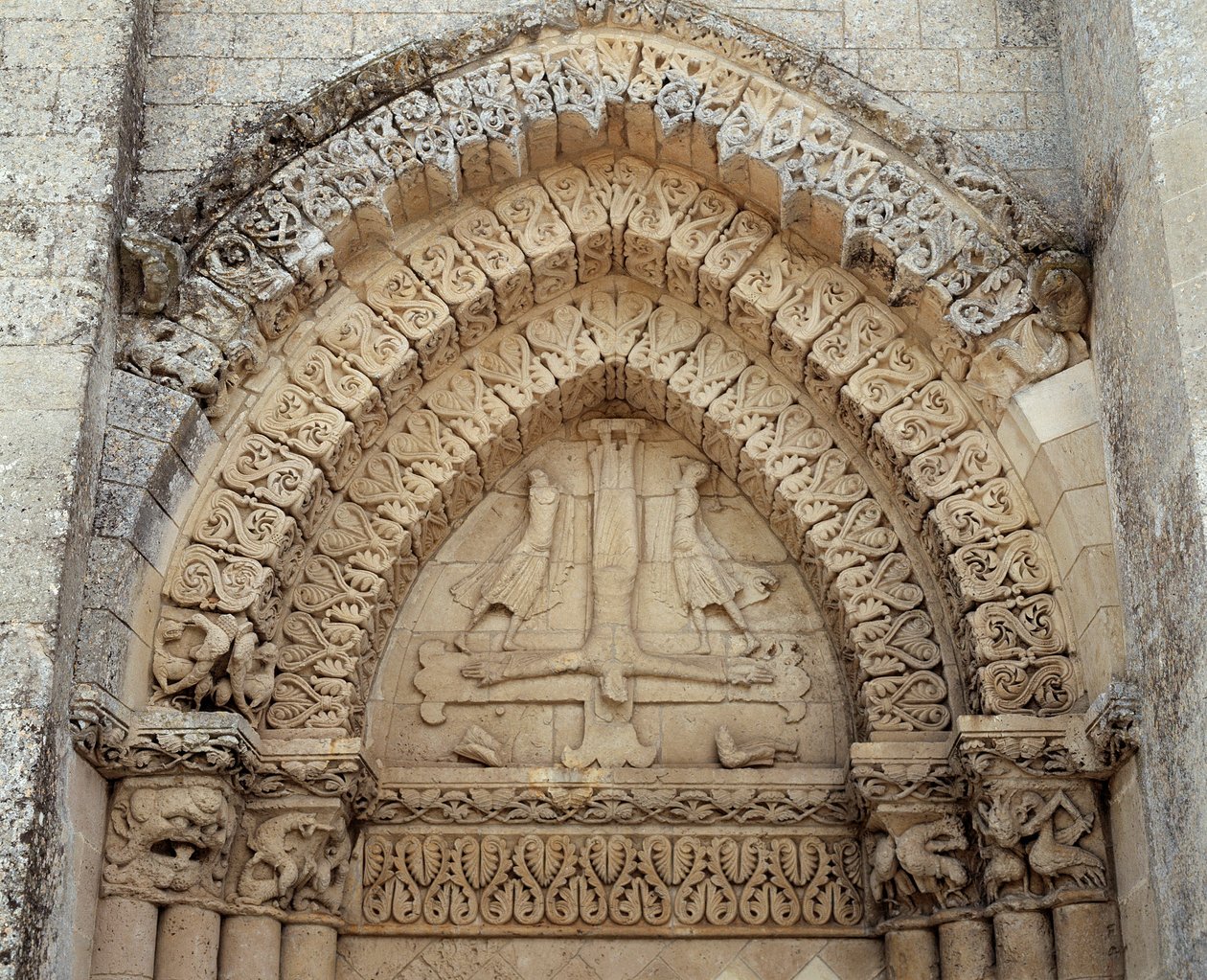 A crucificação de São Pedro, falso portal da igreja (escultura de Romanesque