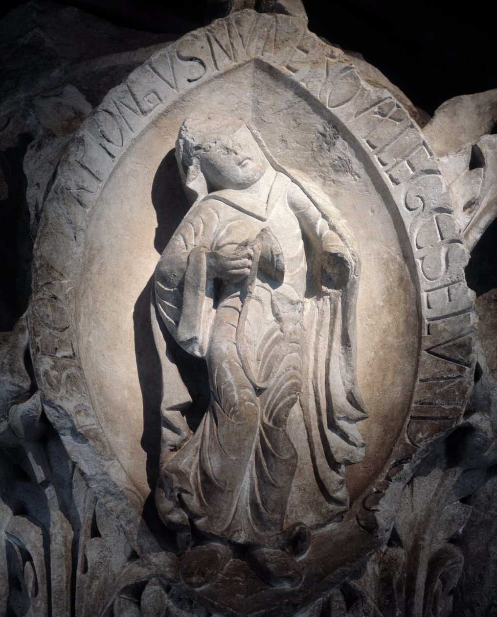 Tons do canto gregoriano: o segundo tom, Capital do coro (escultura de Romanesque