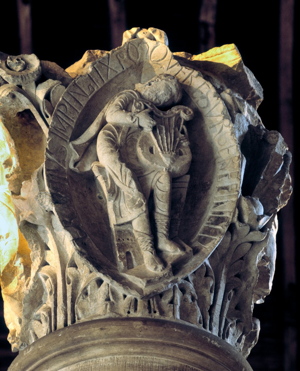 Tons do canto gregoriano: o terceiro (paixão e ressurreição de cristo), Capital do coro (escultura de Romanesque
