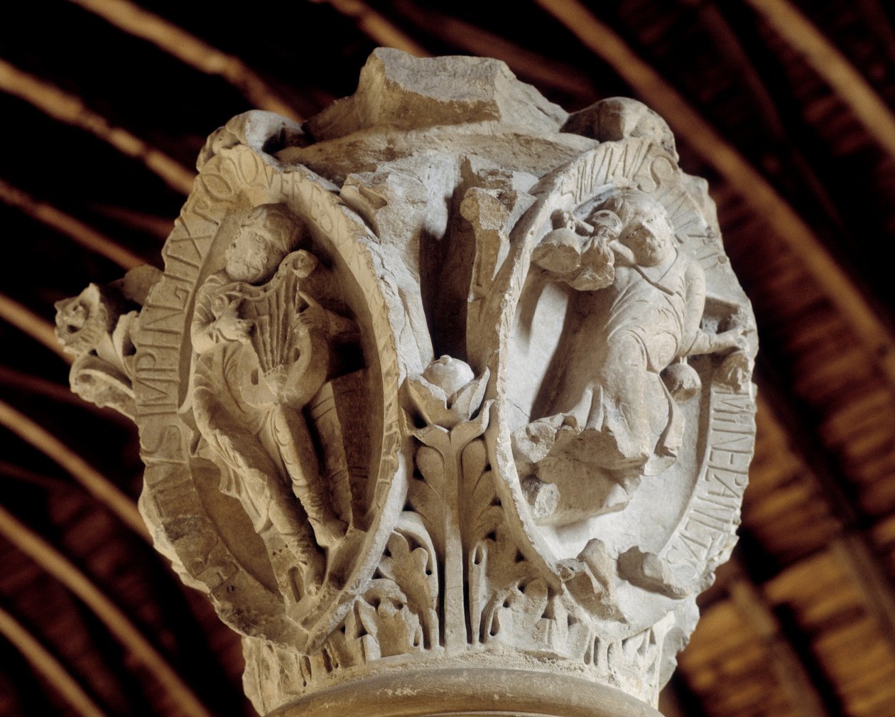 Tons do canto gregoriano: o terceiro (paixão e ressurreição de cristo) e Tintinreção de cristo (à direita), Capital do coro (escultura de Romanesque