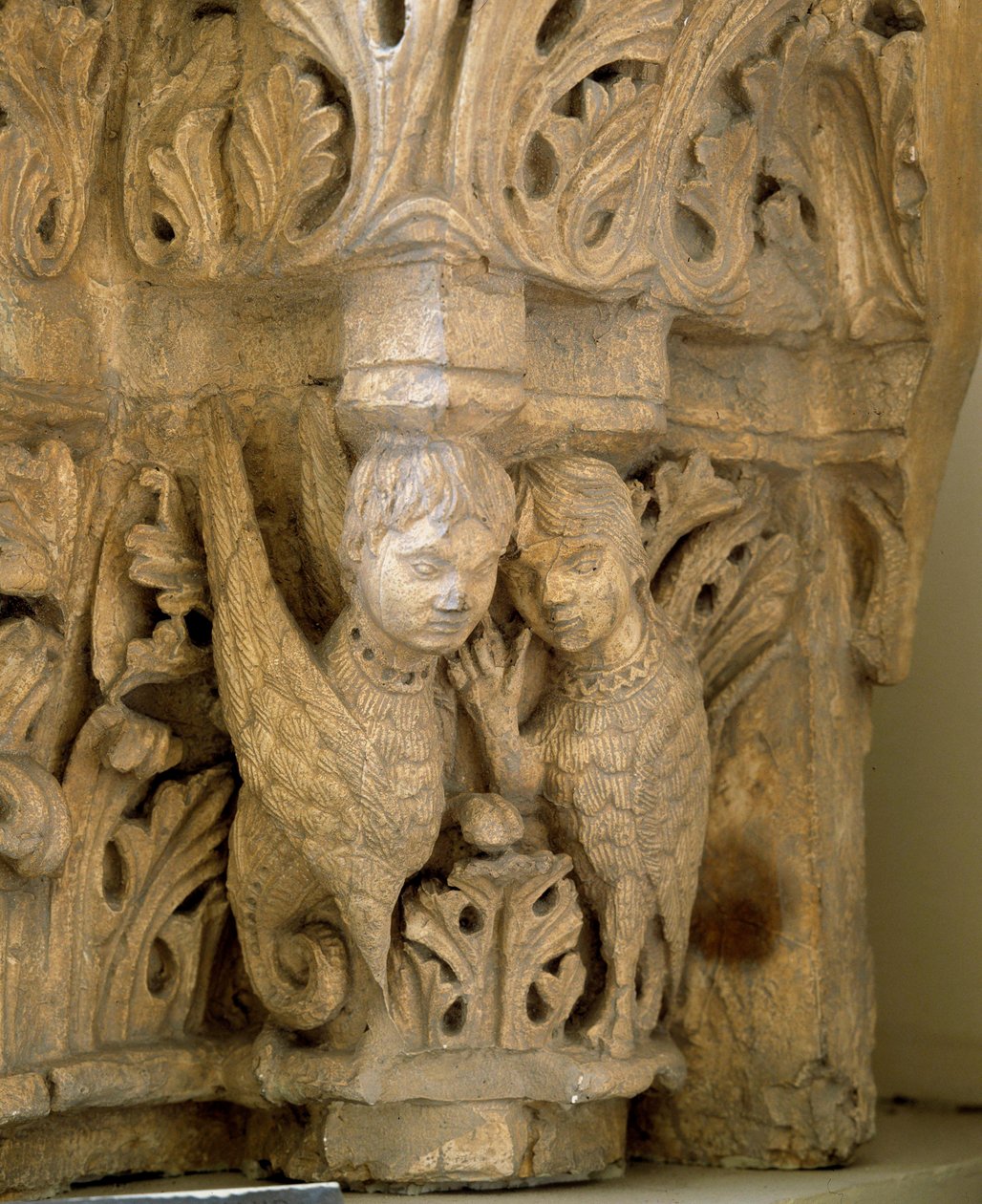 O topo decora sirenes e pássaros no modelo dos da Igreja Saint Loup de Naud (Sena e Marne) 1170. Paris, Museu de Monumentos inglês de Romanesque