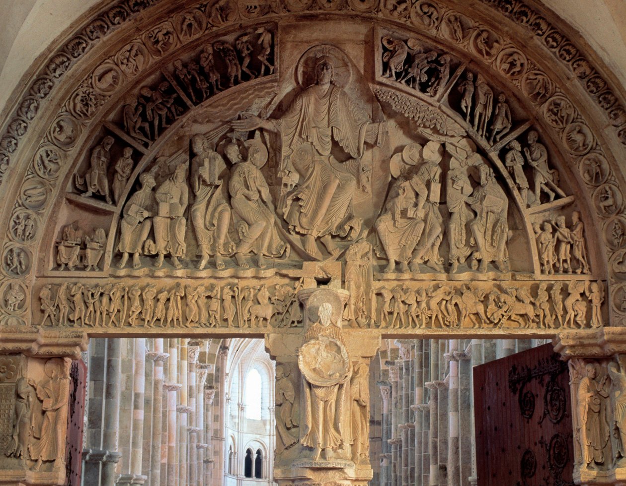 Tympanum da Basílica de Vezelay representando Cristo em majestade (Jesus Cristo em glória é representado dentro de uma mandorla) do século XII. Basílica de Vezelay de Romanesque