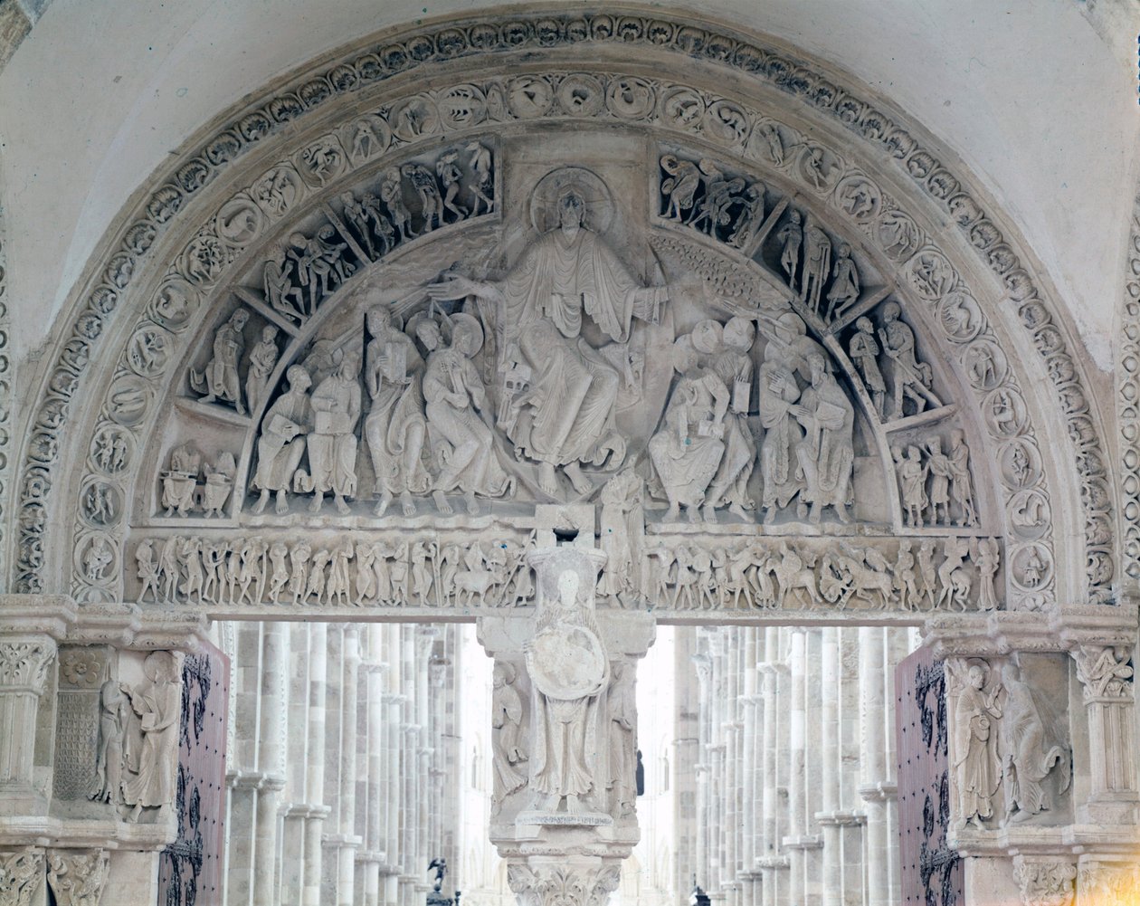 Abadia de Vezelay (89), o tímpano da Basílica de Santa Maria Madalena. Século XII de Romanesque