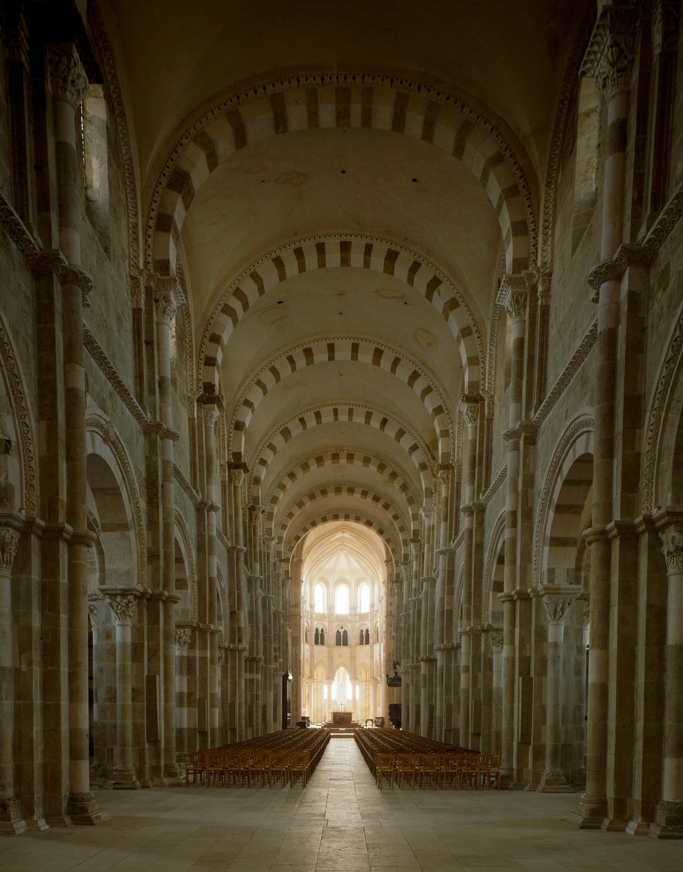 Vista da nave central da Basílica de Santa Maria Madalena (Santa Maria Madalena (1096-1106), Vezelay, Yonne de Romanesque