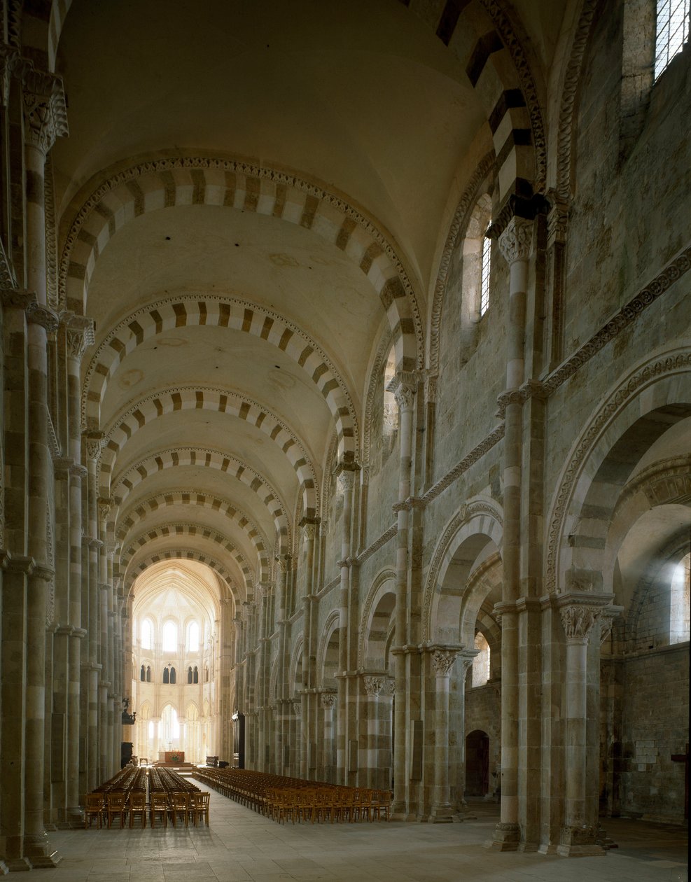 Vista da nave central da Basílica de Santa Maria Madalena (Santa Maria Madalena (1096-1106), Vezelay, Yonne de Romanesque