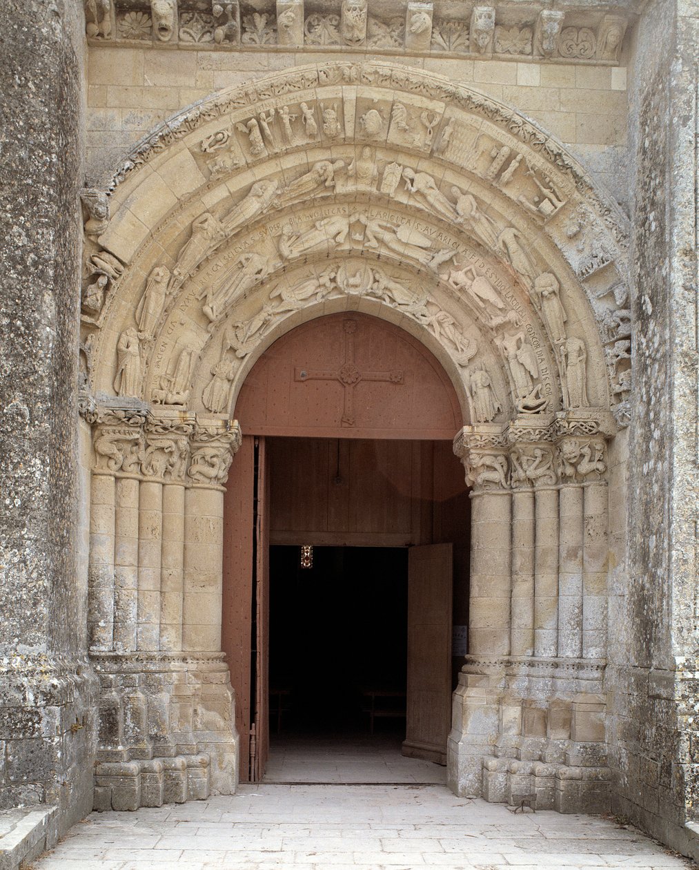 Vista do portal central de Romanesque