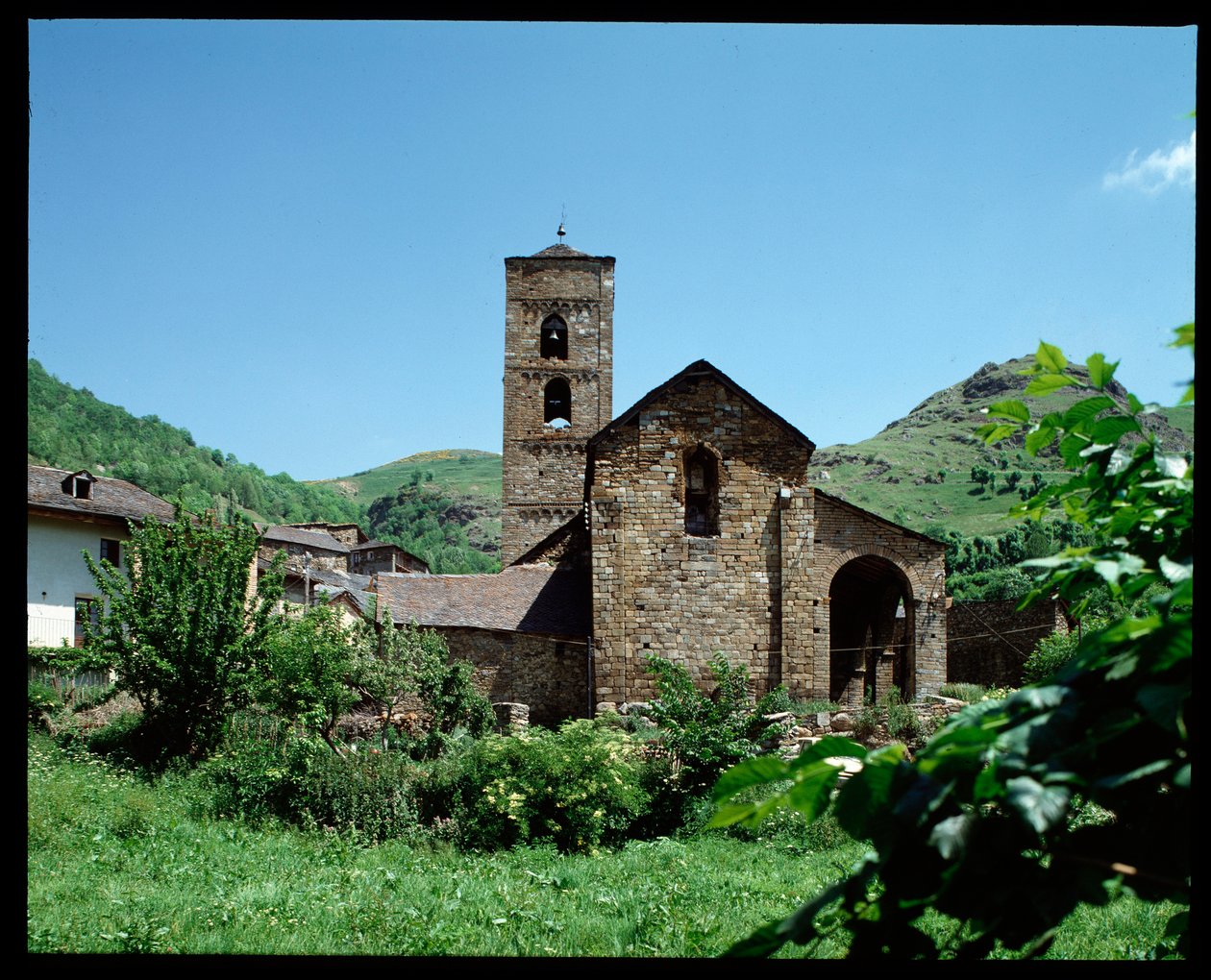 Vista da igreja de Romanesque