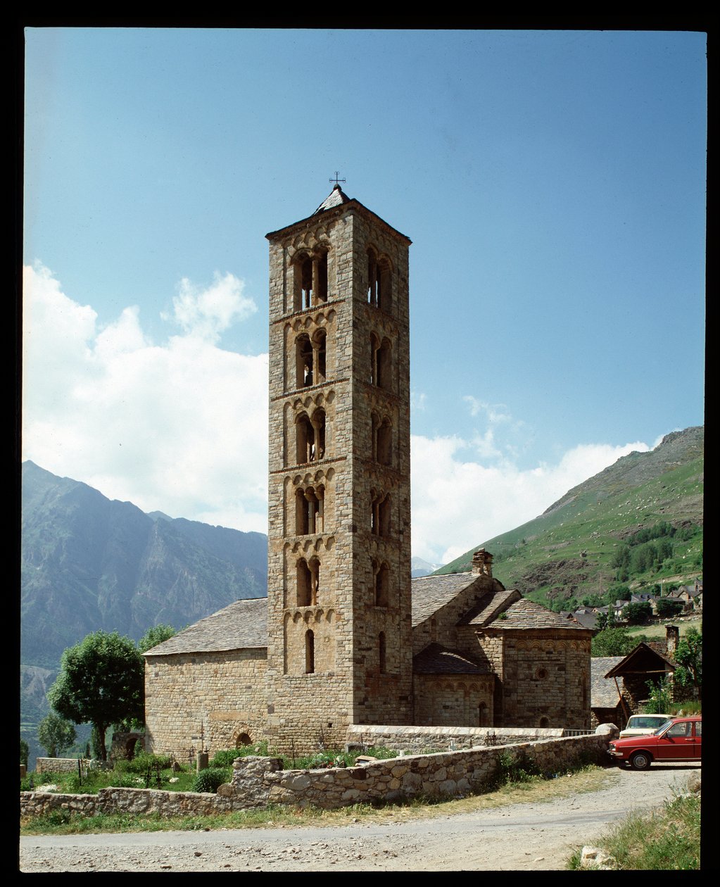 Vista da igreja de Romanesque