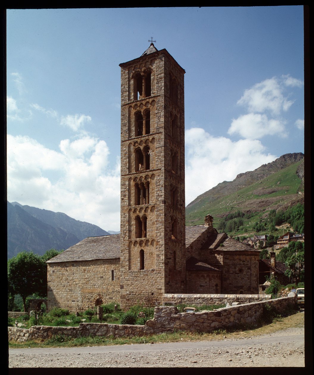 Vista da igreja de Romanesque