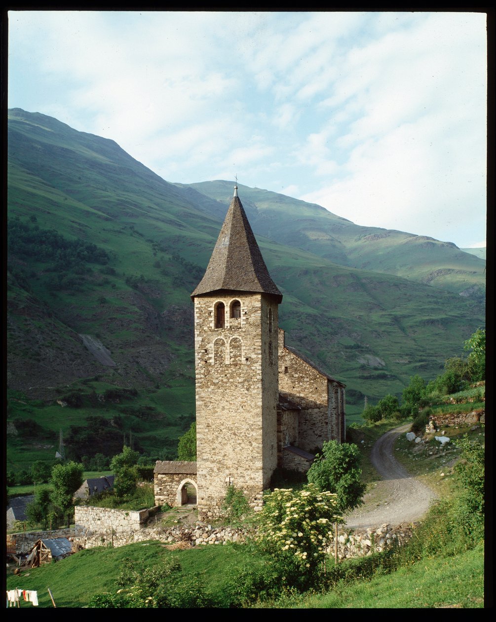 Vista da igreja de Romanesque