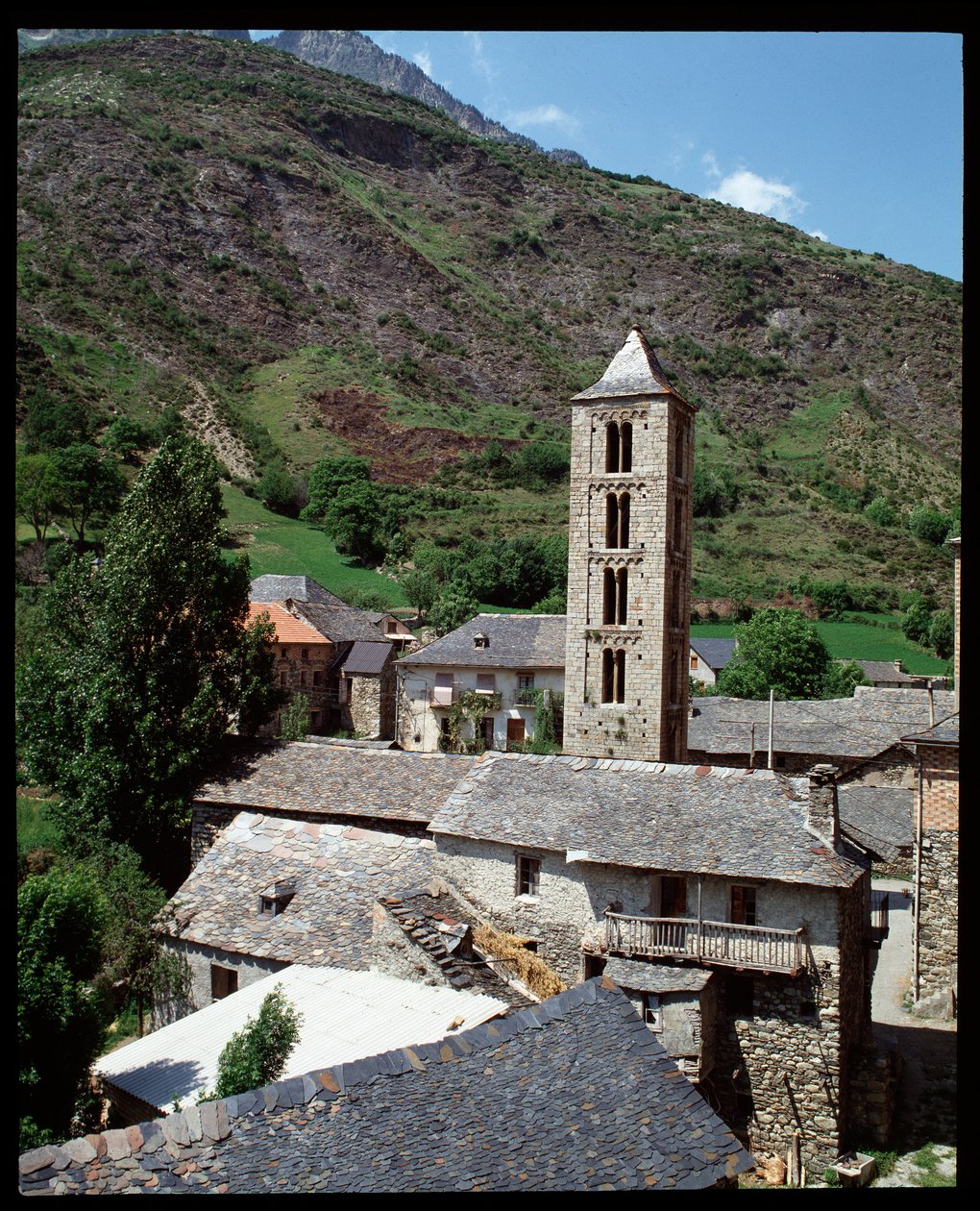Vista da igreja com campanário de Romanesque