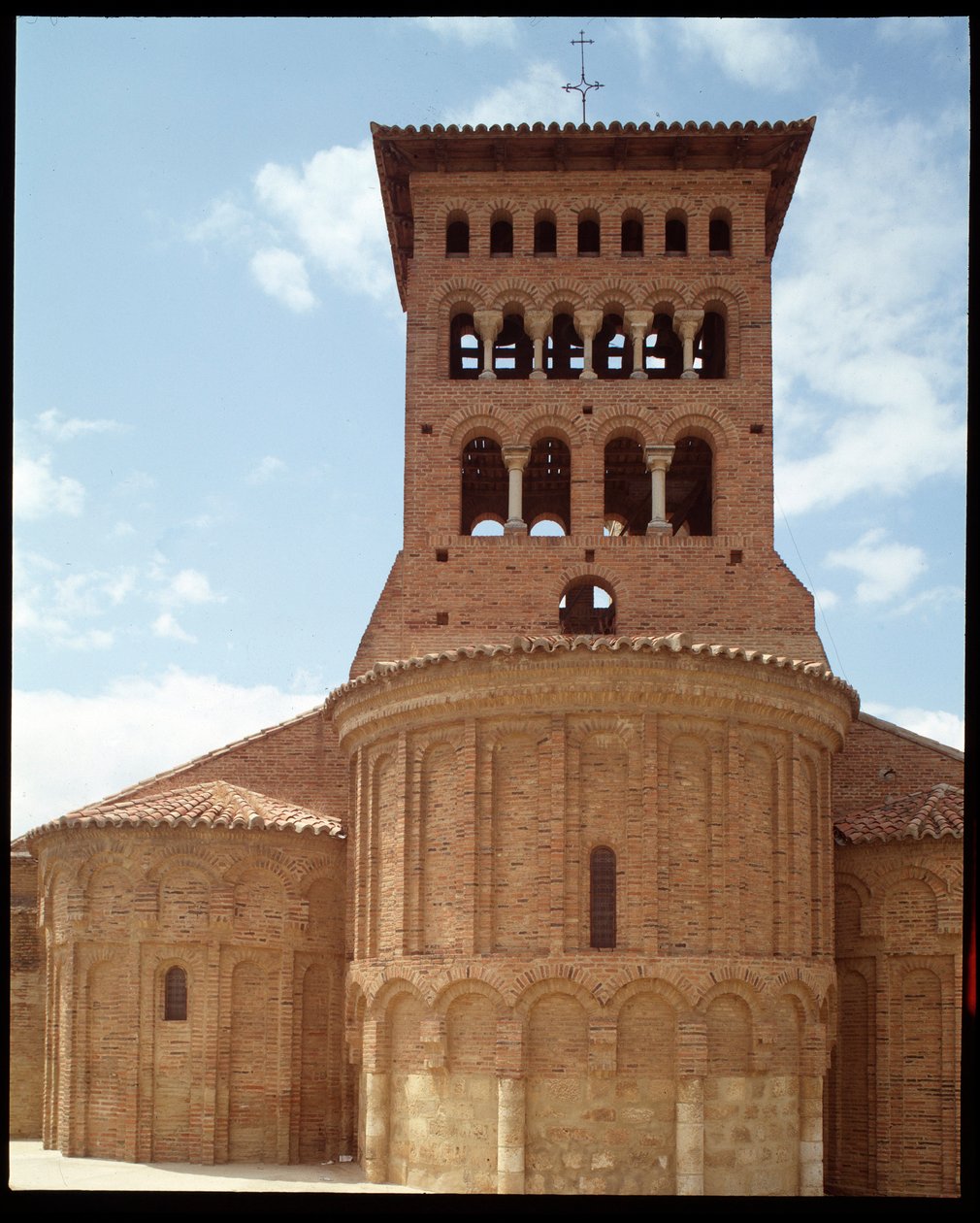 Vista da igreja com campanário de Romanesque