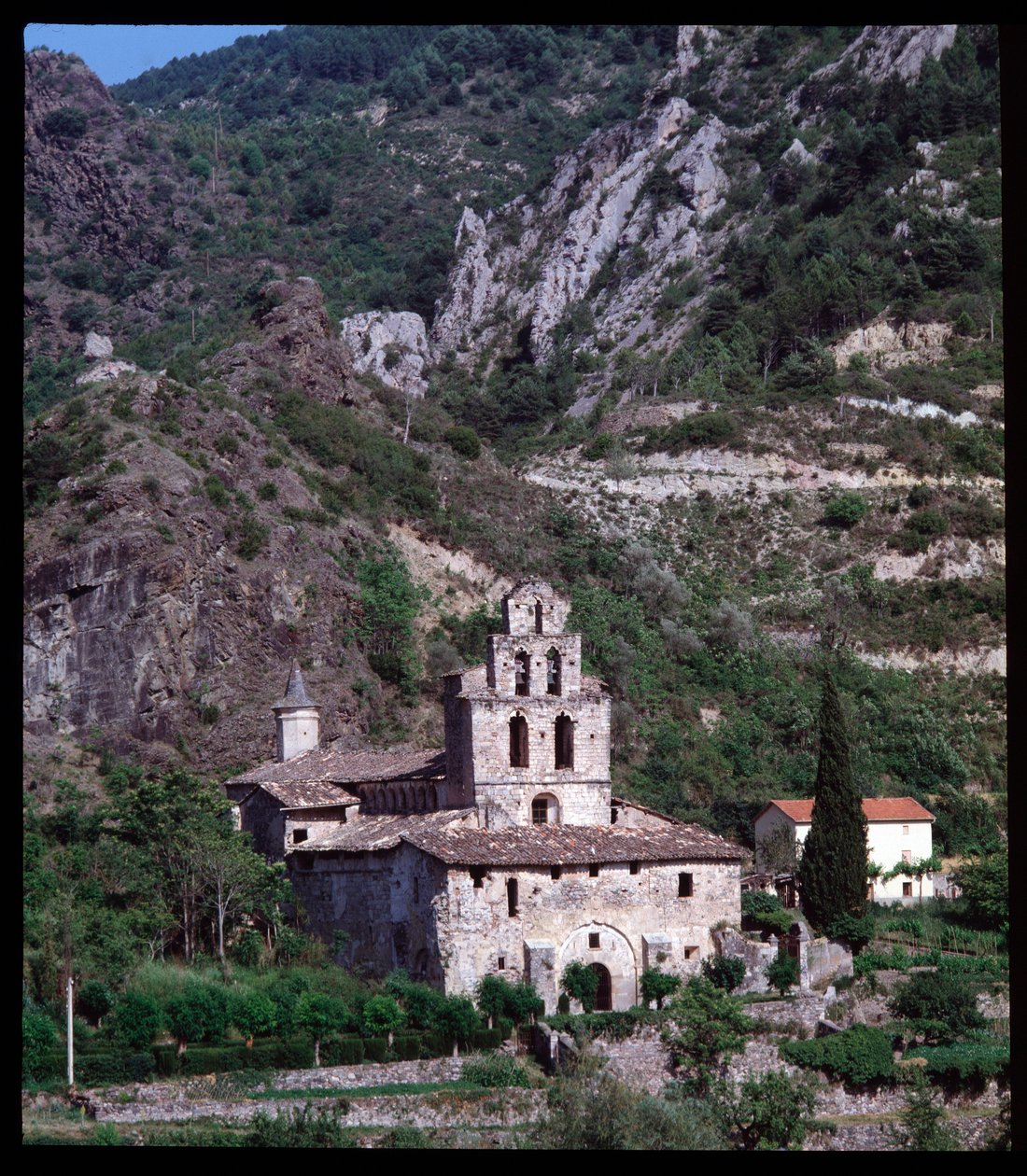 Vista da igreja com campanário de Romanesque