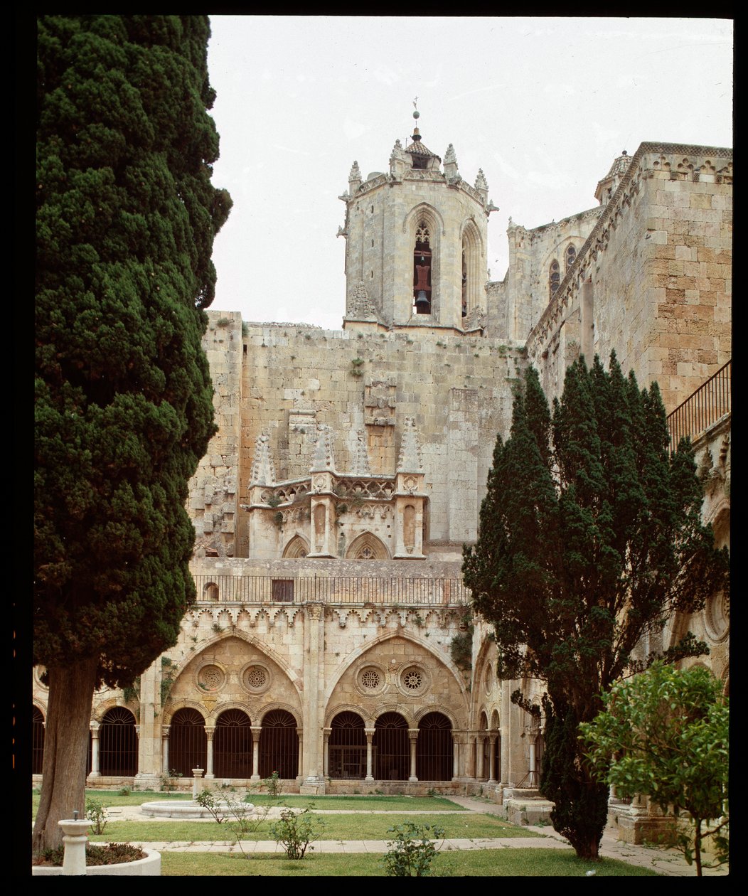 Vista do claustro e da catedral de Sainte Thecle (Sainte-Thecle) em Tarragona de Romanesque