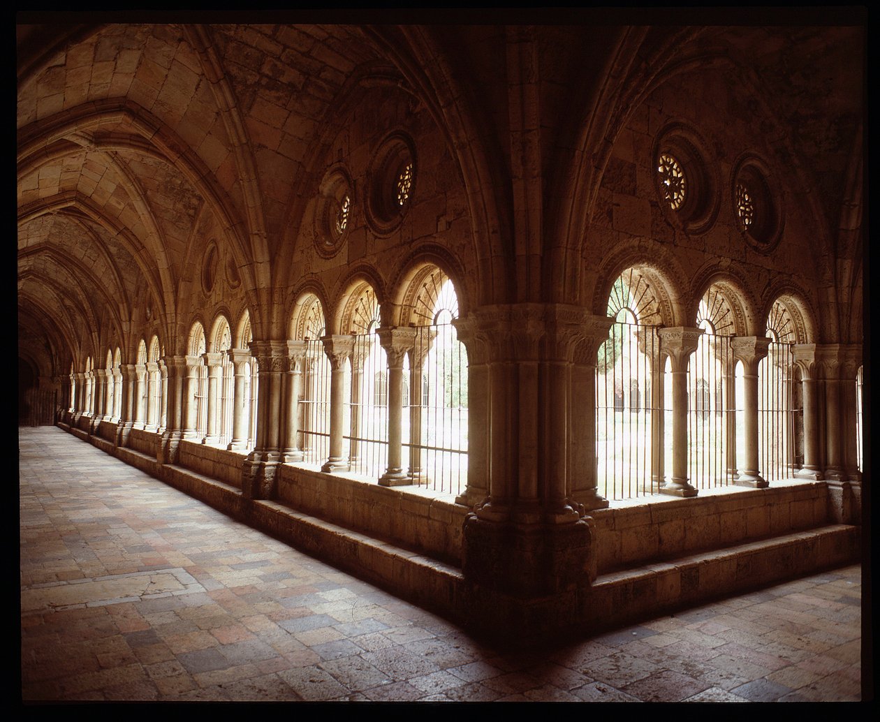 Vista do claustro do Clérigo Sainte Thecle (Sainte-Thecle) em Tarragona de Romanesque
