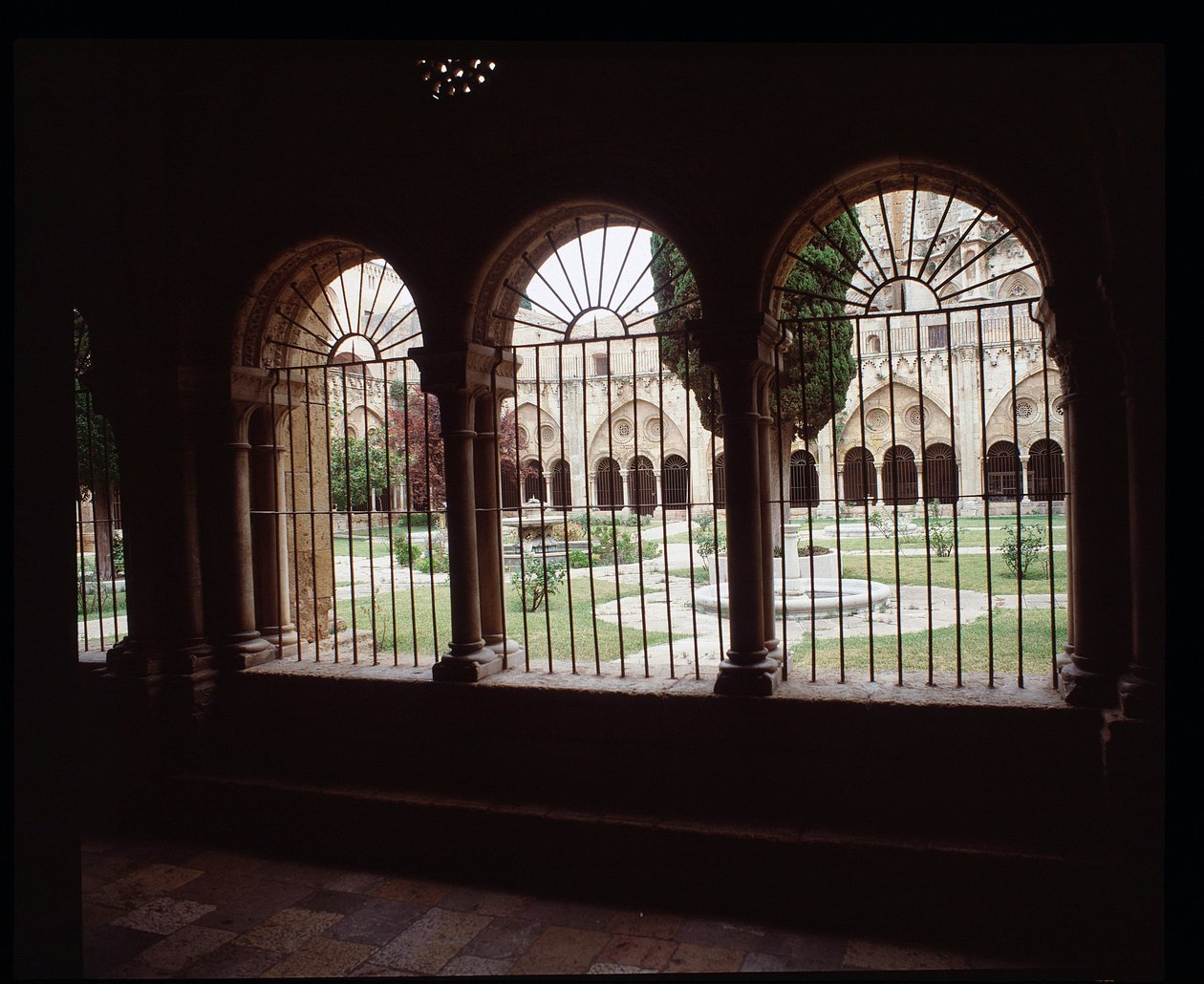 Vista do claustro do Clérigo Sainte Thecle (Sainte-Thecle) em Tarragona de Romanesque