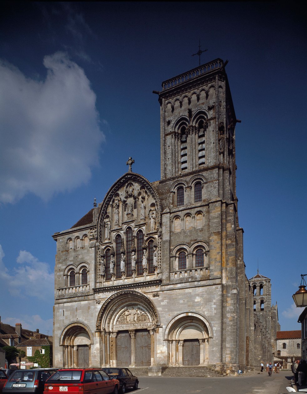 Vista da fachada. Basílica de Santa Maria Madalena (Sainte Marie Madeleine (1096-1106), Vezelay, Yonne de Romanesque