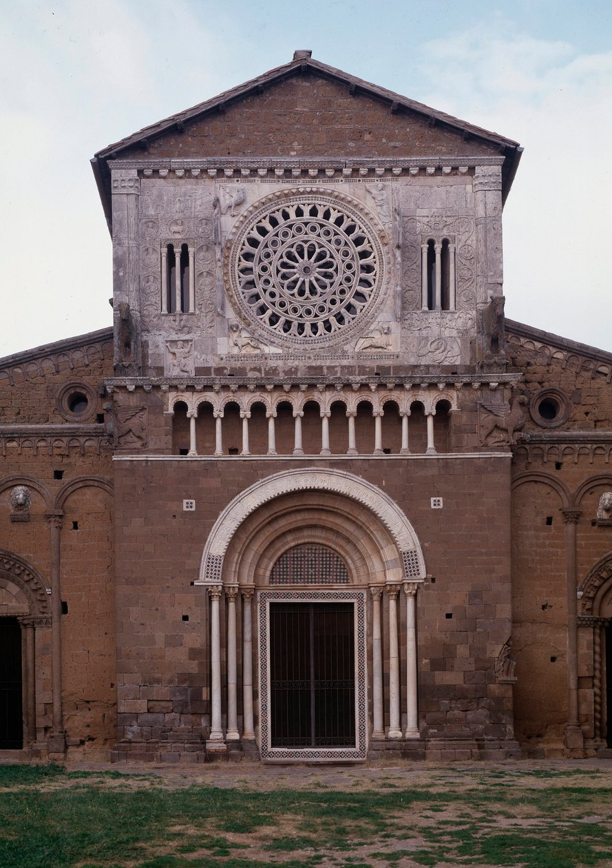 Vista da fachada da igreja de São Pedro (ca. 1250, restaurada em 1870) Tuscânia, Itália (Fachada da igreja de São Pedro (São Pedro), construída por volta de 1250 e restaurada em 1870, Tuscânia, Itália) de Romanesque