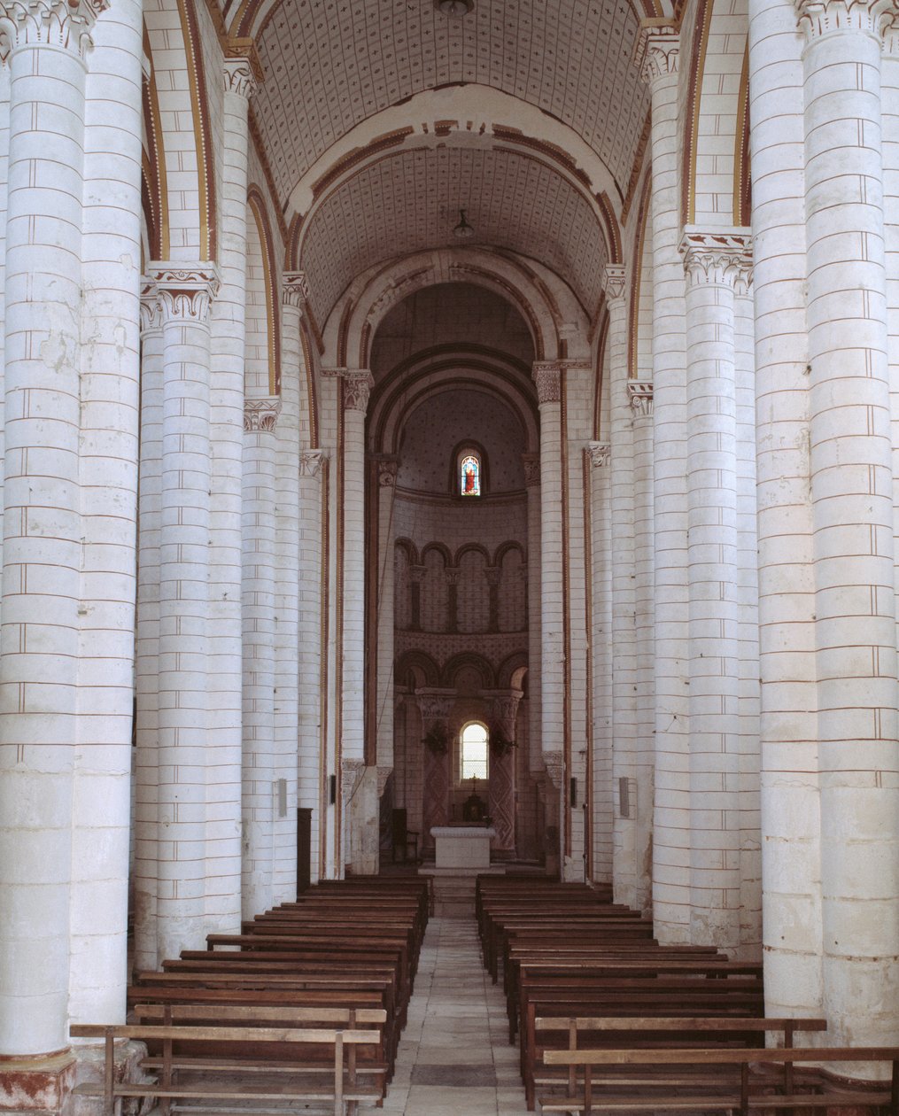 Vista da nave de Romanesque