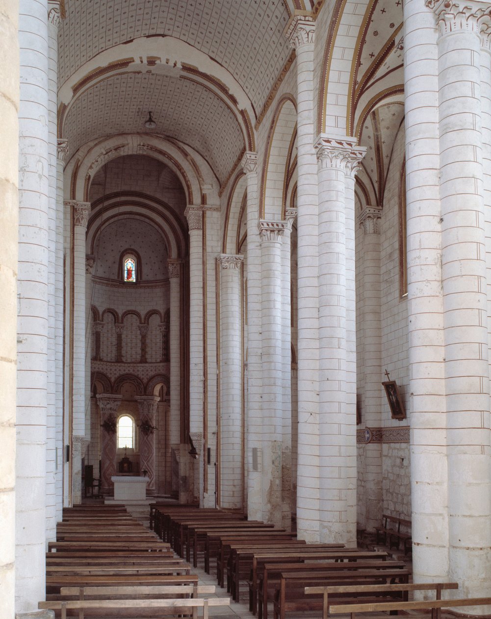 Vista da nave de Romanesque