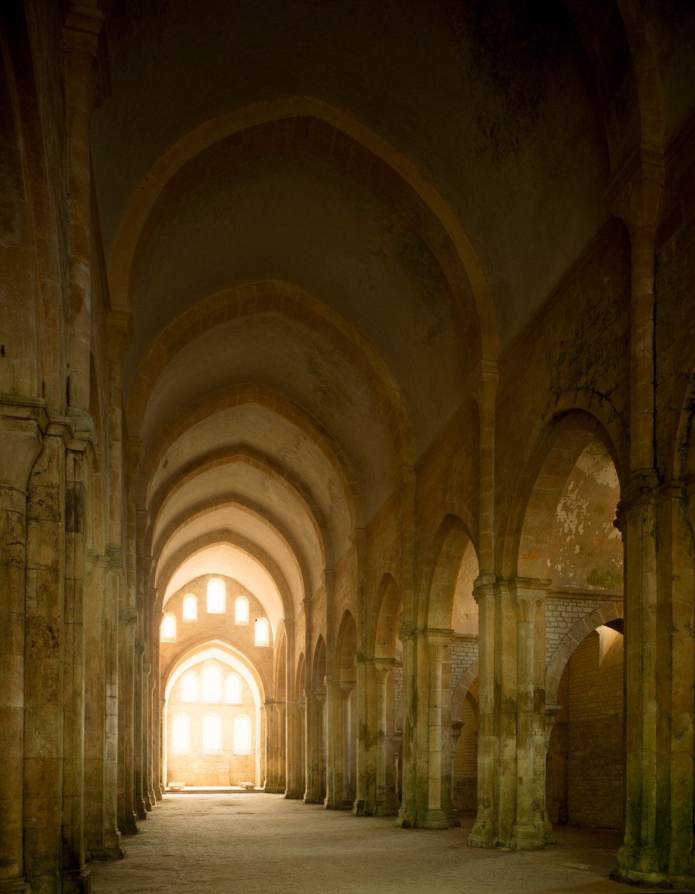 Vista da nave da igreja da abadia cisterciense fundada no século XII. de Romanesque