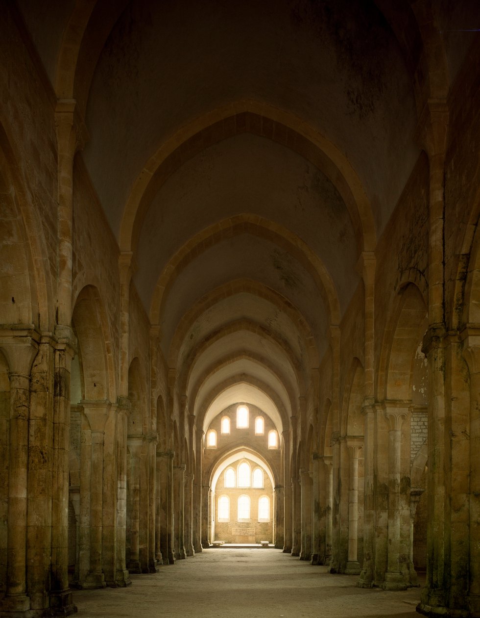 Vista da nave da igreja da abadia cisterciense fundada no século XII. de Romanesque