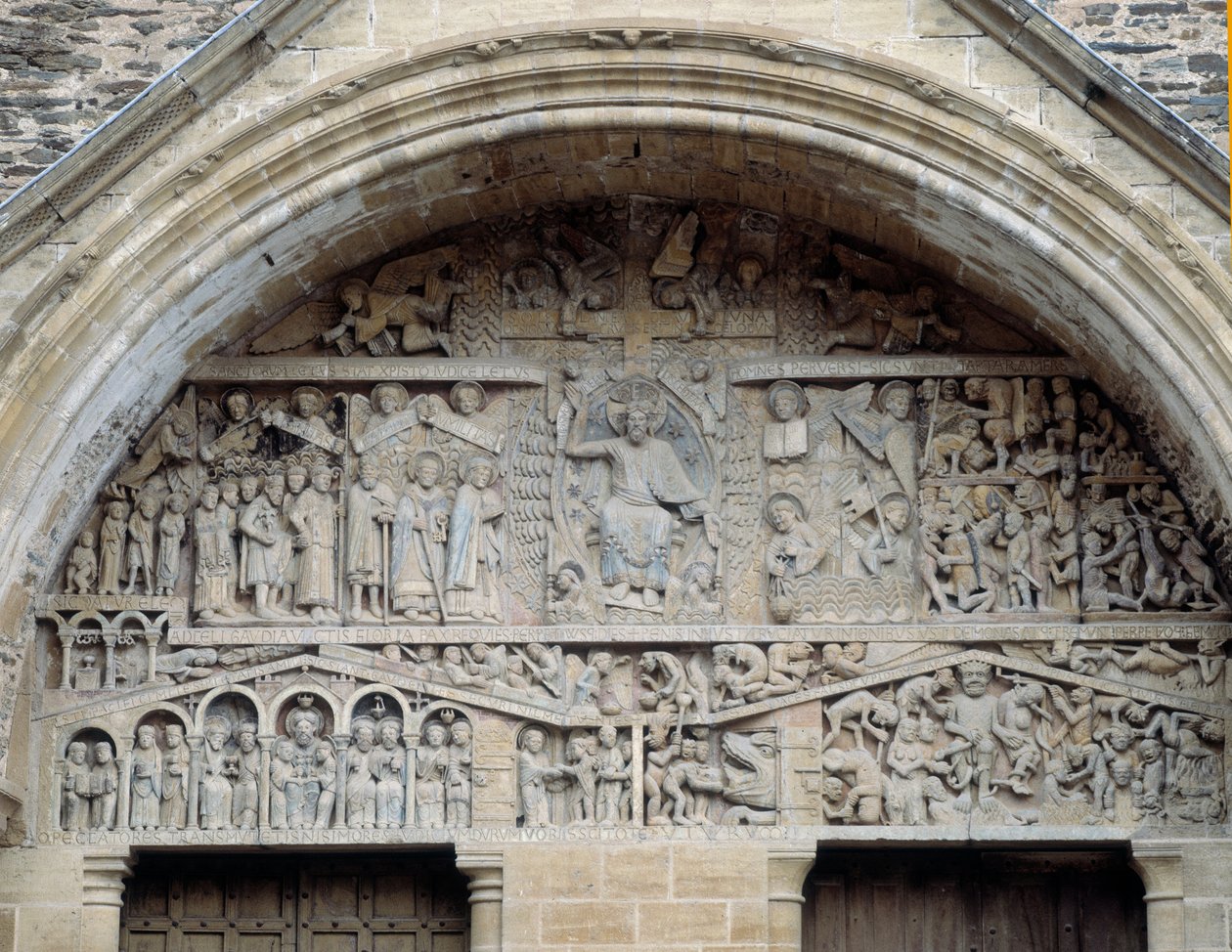 Vista do tímpano do juízo final, cristo entre o paraíso e o inferno (escultura de Romanesque