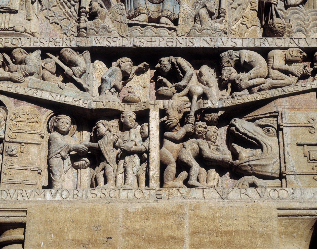 Vista do tímpano do juízo final, detalhe do inferno (escultura de Romanesque