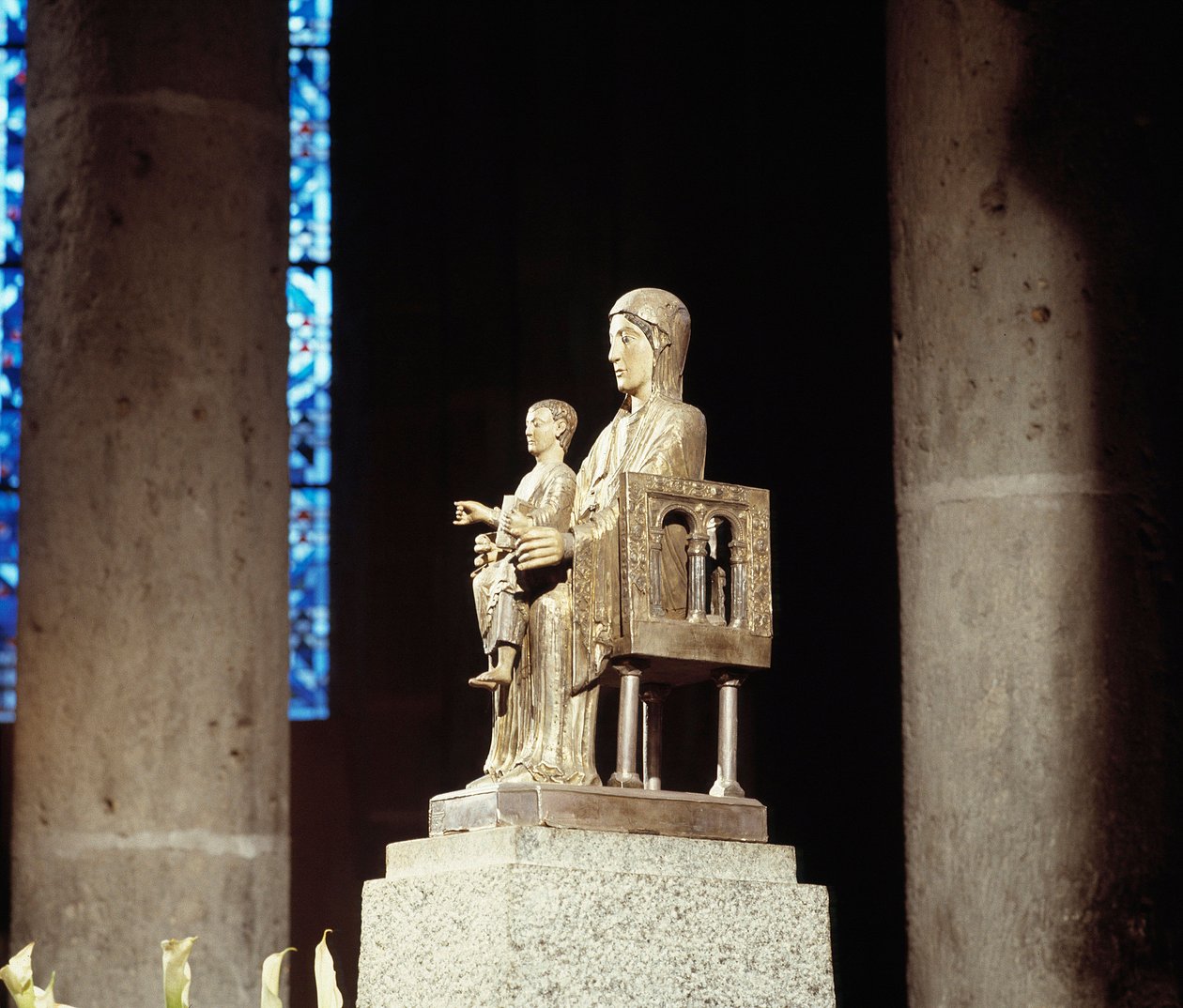 Virgem e Criança (escultura) de Romanesque