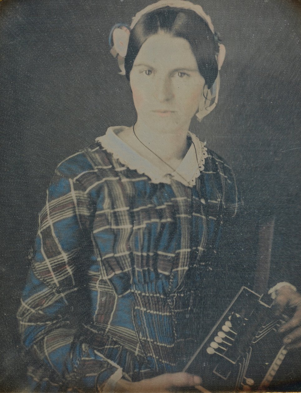 Mulher com um daguerreótipo de acordeão, década de 1840. de Ron Fasand