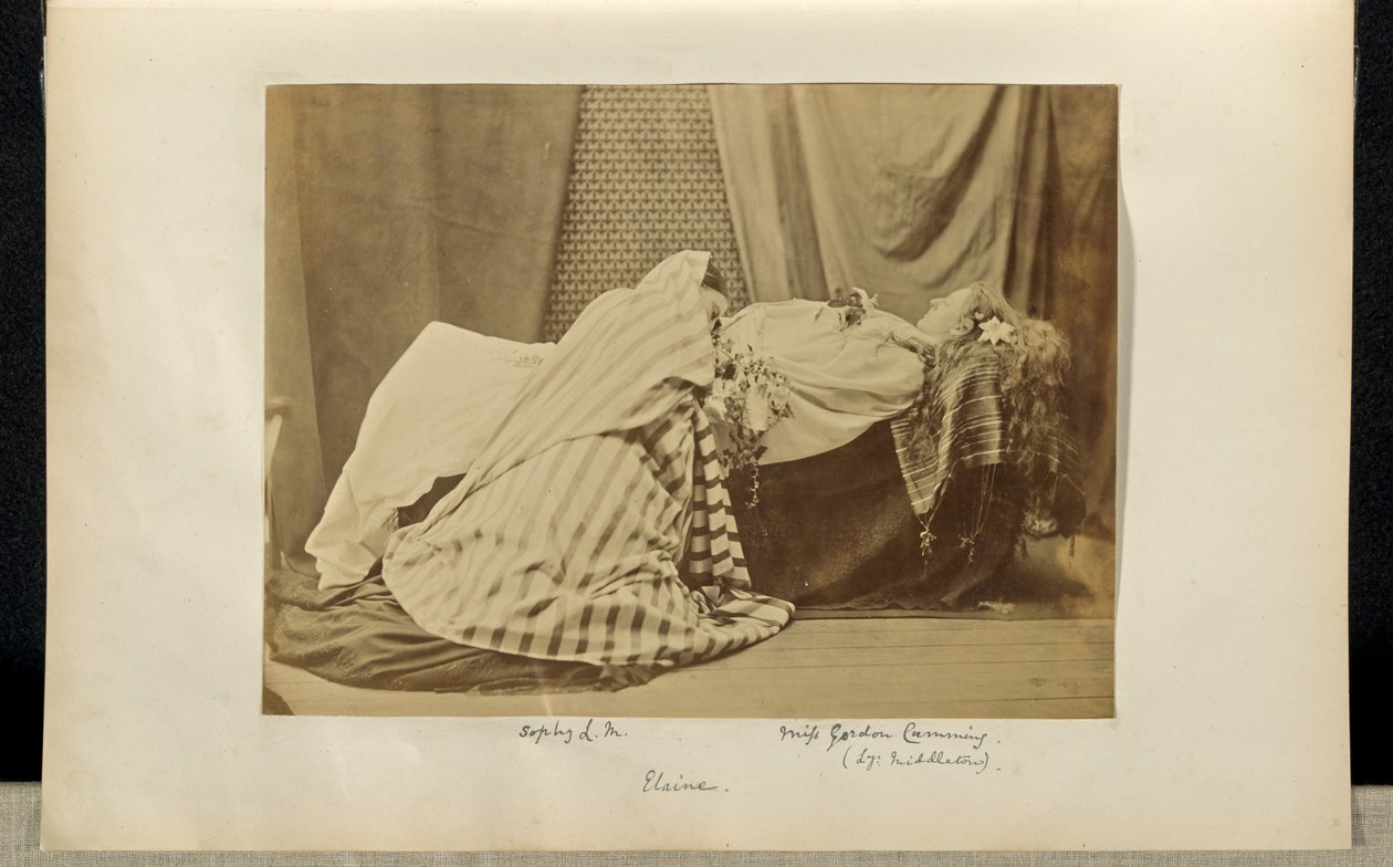 [Lady Middleton como "Elaine" e Sophy L.M. no Tableau Vivant de "Idylls of the King"]. de Ronald Ruthven Leslie Melville
