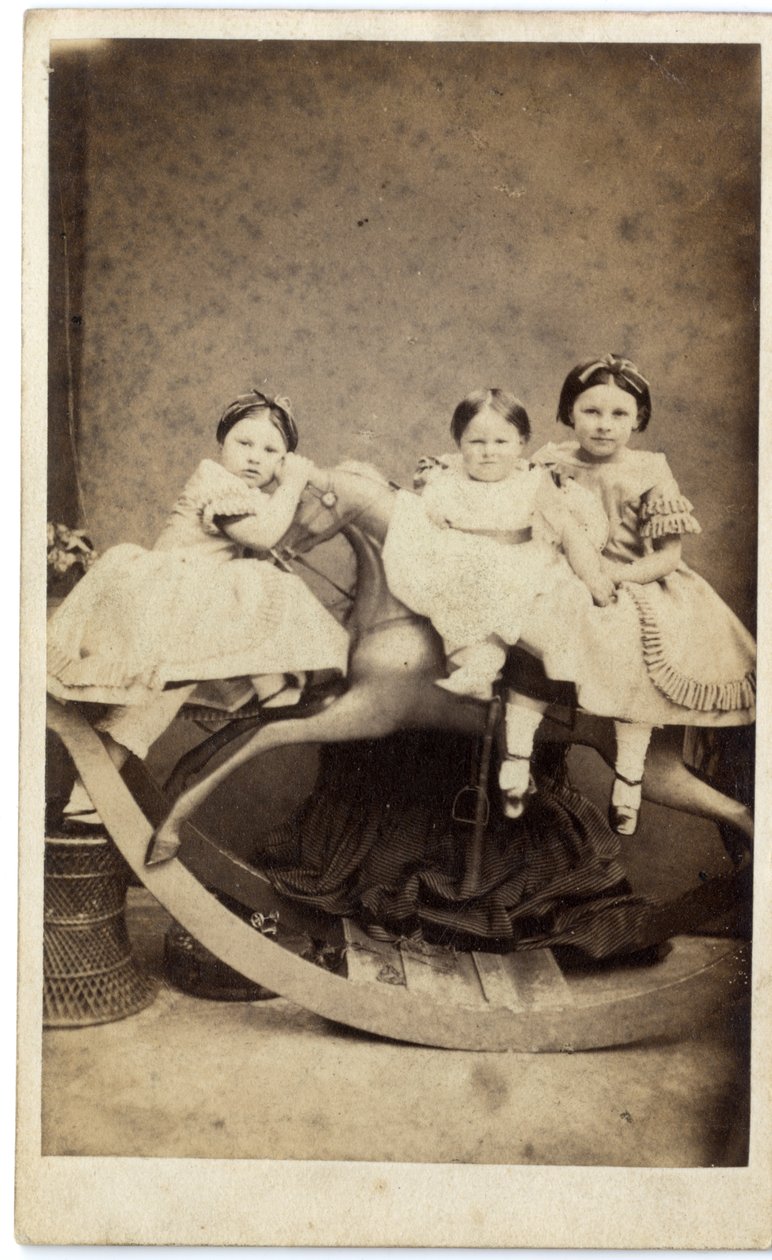 Três meninas, ligado, cavalo balanço, 1860s, (albumen, impressão) de Ross and Thompson after Ross and Thompson after