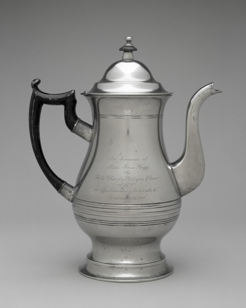 Coffeepot ou Teapot, c. 1830-1870 (estanho, madeira não identificada) de Roswell (attr.to) Gleason
