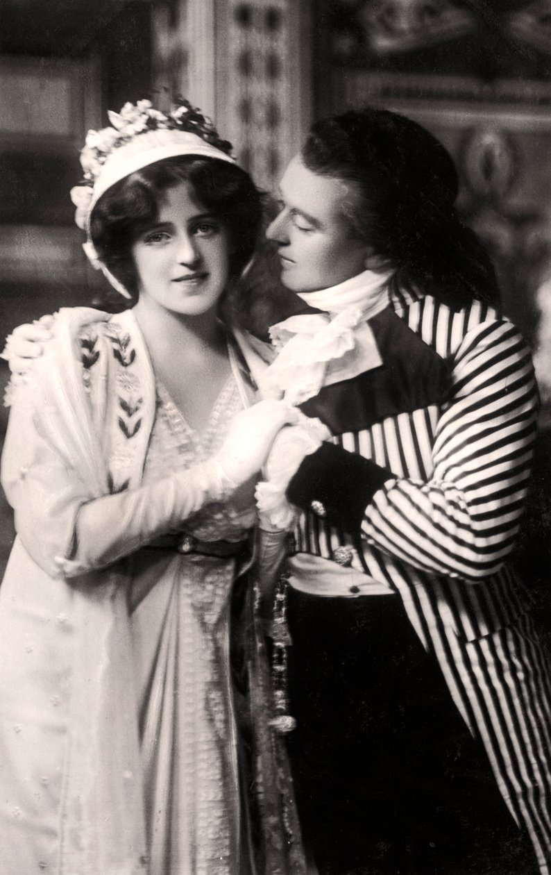 Robert Evett 1874-1949 e Denise Orme 1885-1960 em The Merveilleuses, início do século XX. de Rotary Photo
