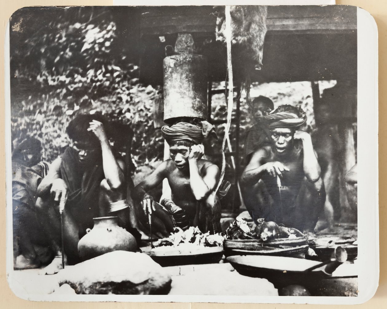 Padres de Ifugao durante uma cerimónia religiosa,1910 (foto a p/b) de Roy Barton