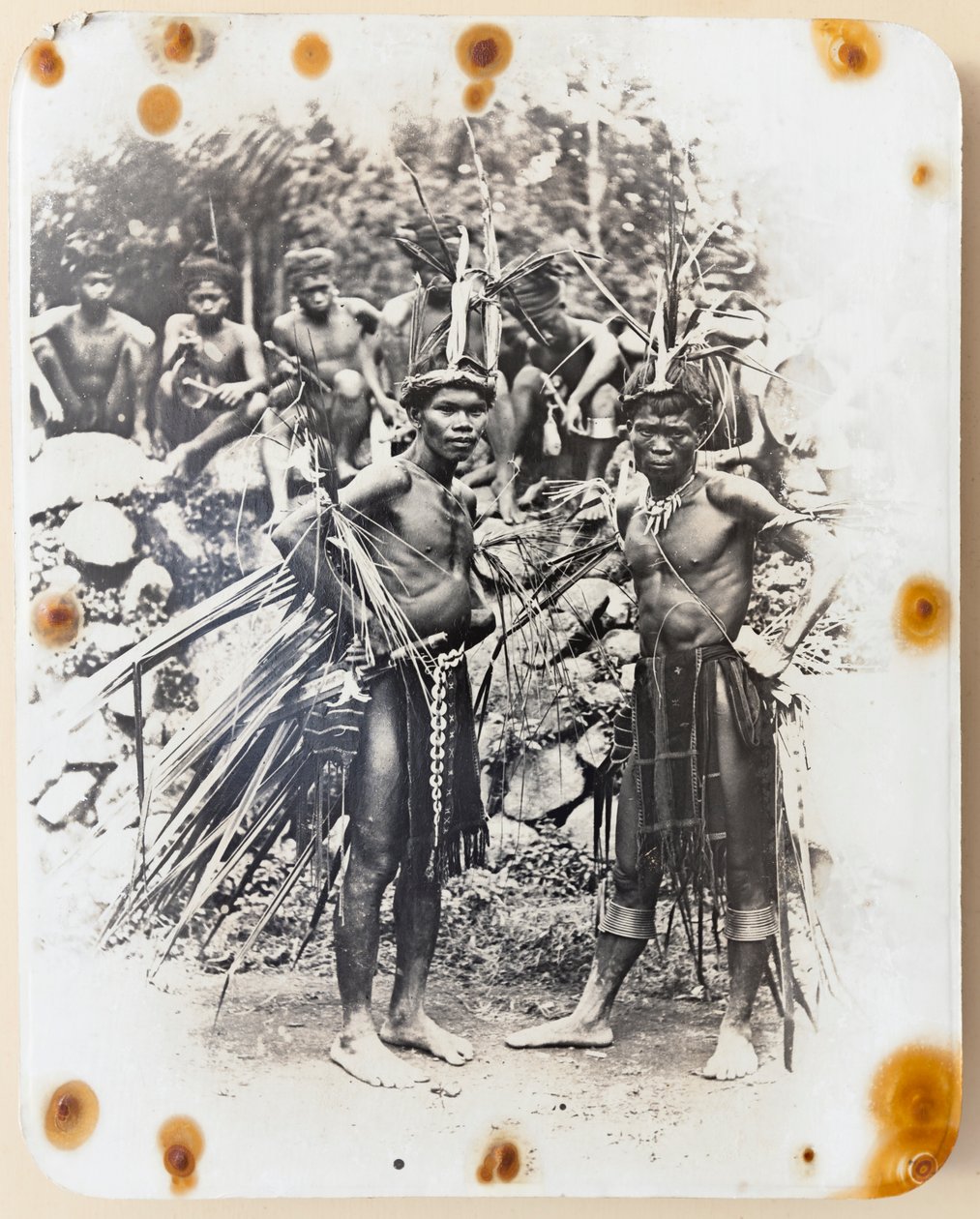 Dois Ifugao vestidos para a dança da luta de galos de Roy Barton