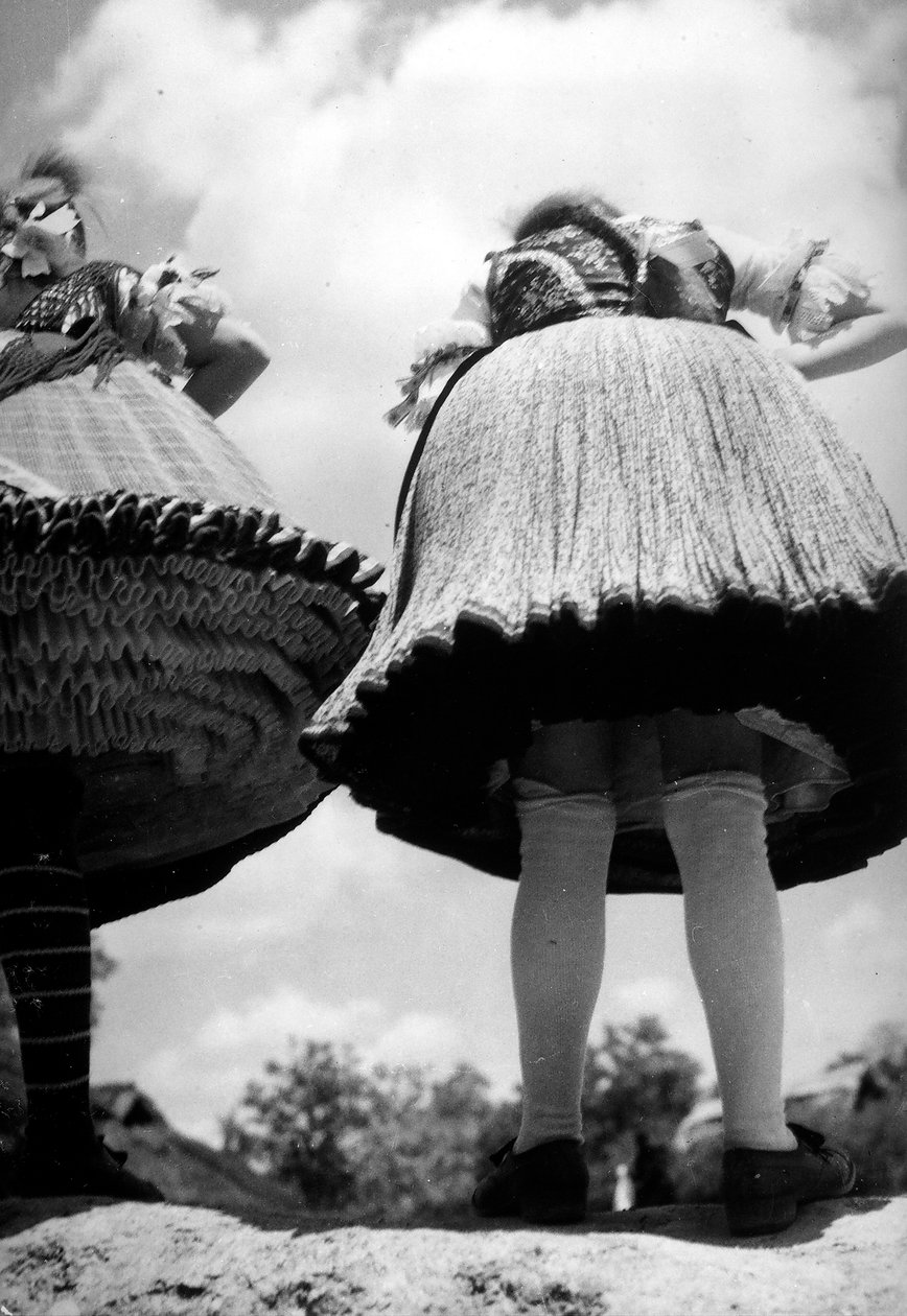 Senhoras com vestidos tradicionais húngaros de Rudolf Balogh