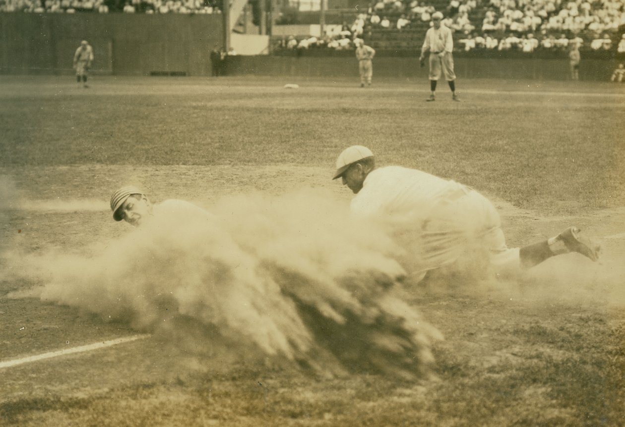 Jogador de beisebol deslizando para a terceira base em um jogo de St. Louis Terriers (Federal League) de Russell Froelich