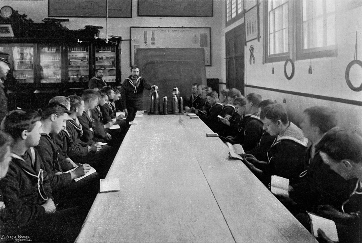 Uma classe de marinheiros em instrução de munição, Whale Island, Portsmouth, Hampshire, 1896 de Russell and Sons