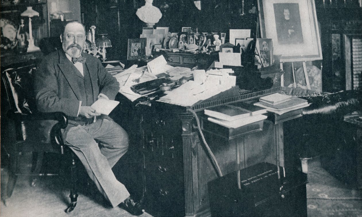 Rei Edward VII em seu estudo na Marlborough House, Londres, c1904 1911 de Russell and Sons