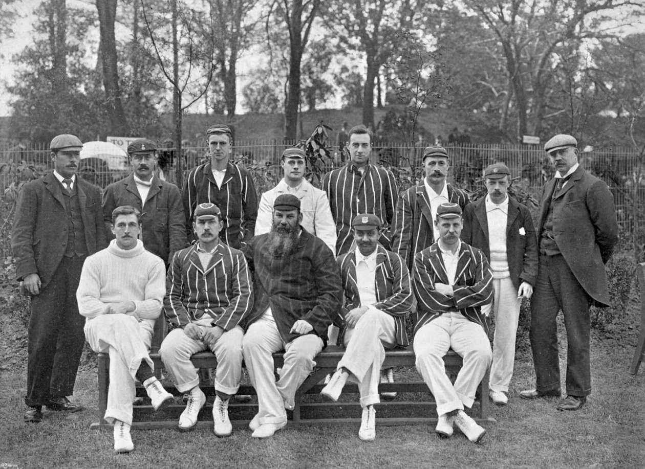 Equipe de críquete do sul da Inglaterra XI x australianos, c1899 de Russell and Sons